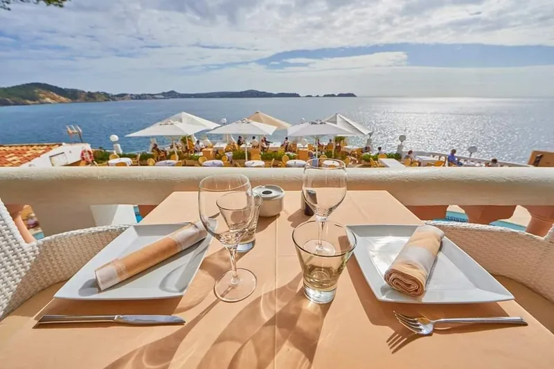 Historic restaurant on the first line of the sea with terrace and pool — photo 3