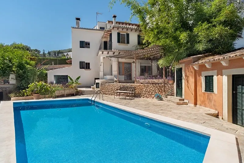 Mediterranean-style house in Génova with private saltwater pool, garden and several terraces — photo 1