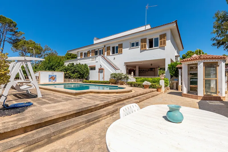 Villa in Santa Ponsa - View of the Mediterranean villa with pool — photo 2