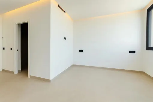 Son Gual, modern new-build villa with infinity pool and spacious terraces in Son Gual — photo 12
