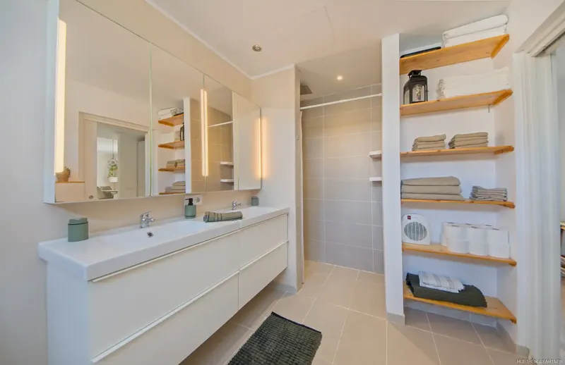 Attractive semi-detached house consists of two separate, individually designed halves sold together — photo 11