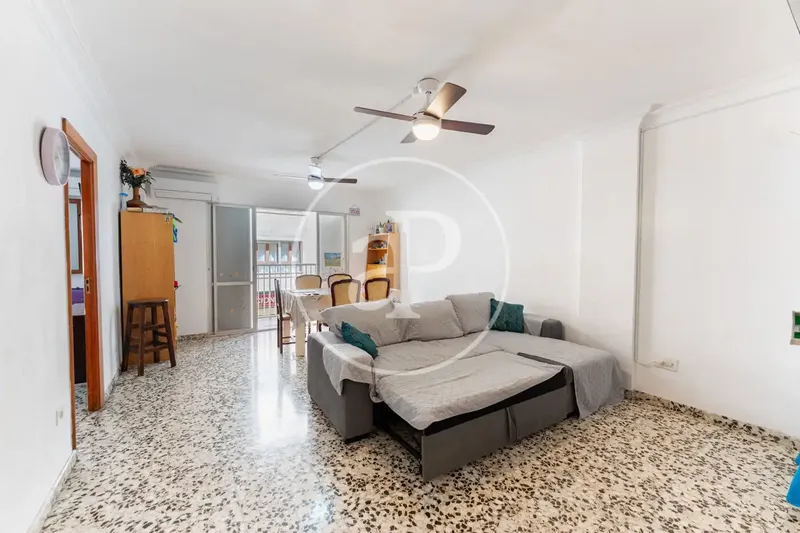 Piso con terraza en venta en Llevant — photo 2