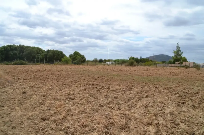 In Campanet, finca of about 14,270 m2 of land, completely fenced, with several water wells, town water and Gesa electricity. Views to — photo 9