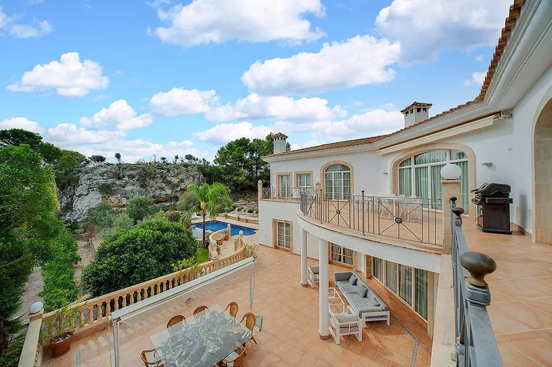 Spacious family villa in a prime location — photo 1