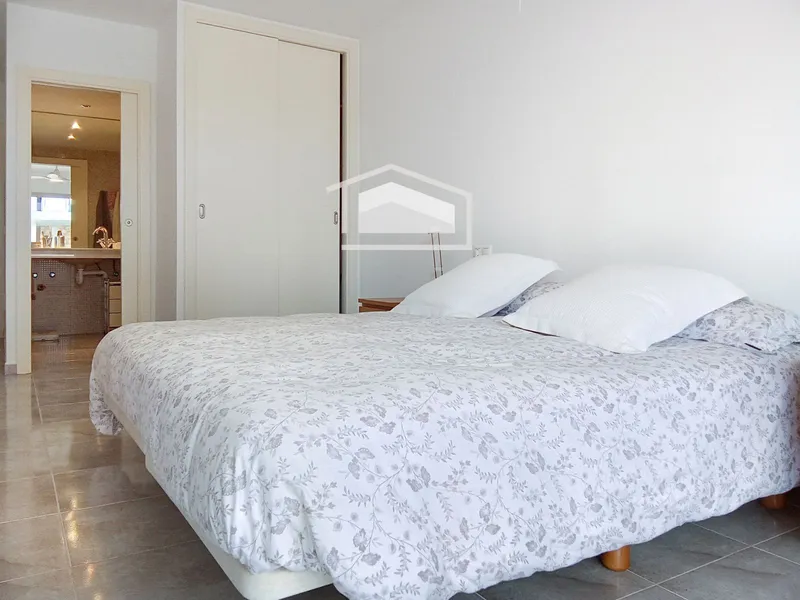 Exclusive apartment with terrace and sea views + parking in Cala Galiota — photo 5