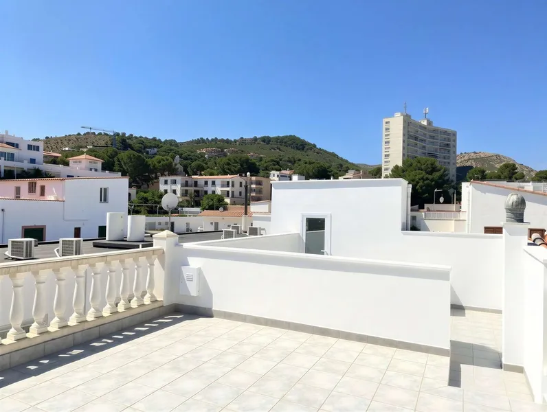 Mediterranean townhouse with fantastic roof terraces just 300 meters from the beach — photo 2