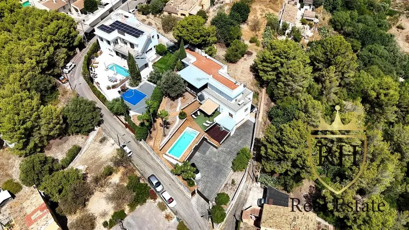 Discover this spectacular house or chalet in the exclusive area of Gènova, perfect for those seeking comfort, space, and a quiet environment — photo 2