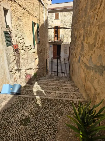 Discover this impressive duplex house located in the charming town of Campanet. With an attractive price of €380,000, this property — photo 1