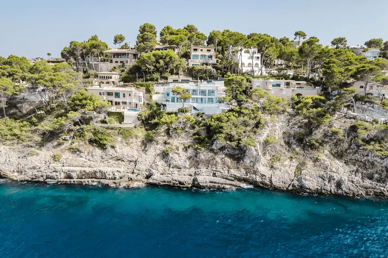 Renovated villa with pool on the front line in Santa Ponsa — photo 1