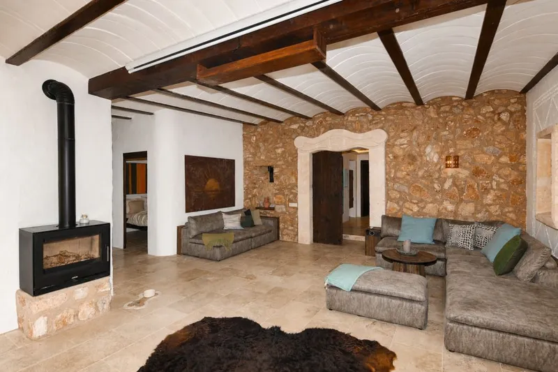Charming country house with characterful interiors, a beautiful garden and a separate [...] — photo 10