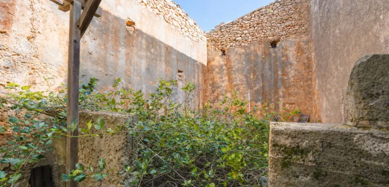 Casa de pueblo histórica en Ses Salines para reformar, 274 m² y solar de 433 m² — photo 12