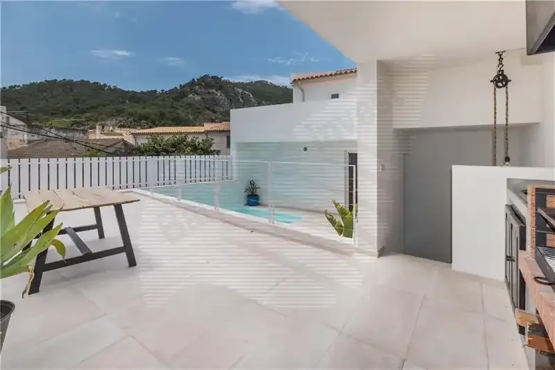 High-quality house on a plot of approx. 400 m², approx. 300 m² built, large living-dining room with fireplace, open fitted kitchen — photo 2
