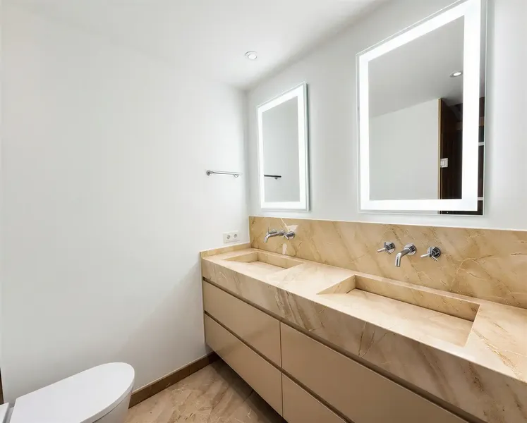 At the top of the Portixol coast, in a privileged first line of the sea, this impressive apartment is located on the 4th floor of a — photo 11