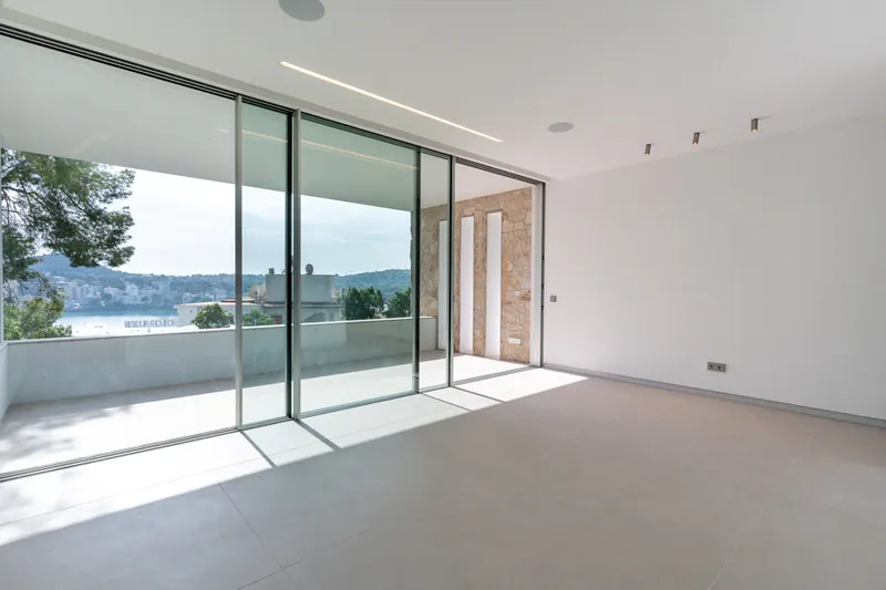Newly Built Luxury Seafront Five-Bedroom Villa in Santa Ponsa with Panoramic Views and Expansive Terraces — photo 3