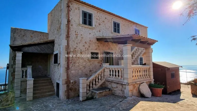 Chalet on the front line in Cala Llombards with tourist rental license — photo 3
