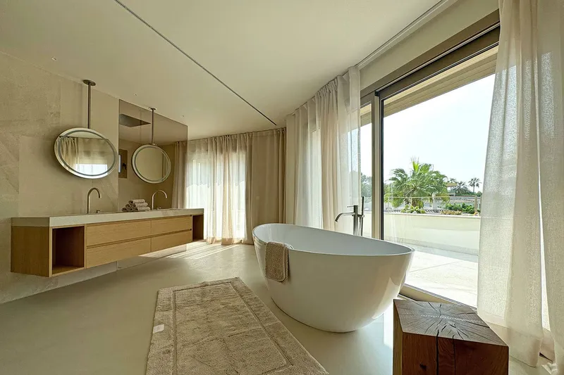 Stylishly renovated villa with wonderful outdoor area in prime location — photo 6