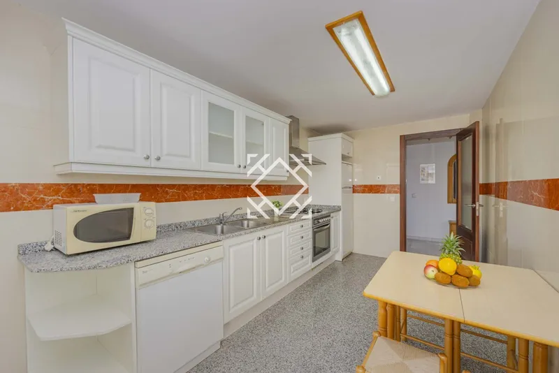 A spacious and bright flat in an exceptional location, for sale in Puerto de Alcudia, Mallorca. — photo 12