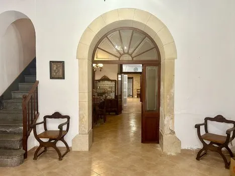 Townhouse with potential — photo 1