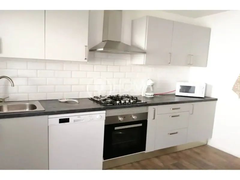Discover this wonderful 418 m² townhouse in the quiet area of Ses Cadenes. It is distributed over three floors, ideal for a large family or investors seeking immediate profitability and expansion potential. — photo 7