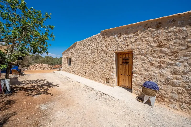 Beautiful rustic finca on a plot of 5,273 m² with a 195 m² house — photo 1