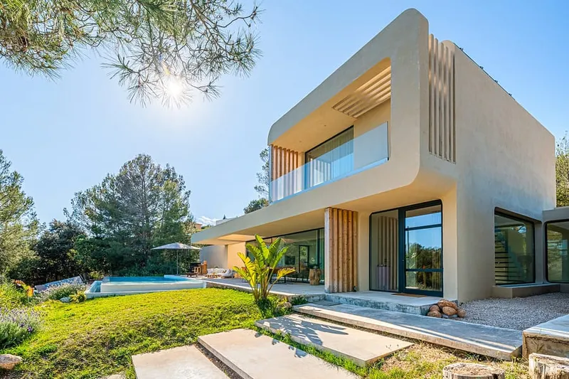 Stylish villa with a unique design — photo 1