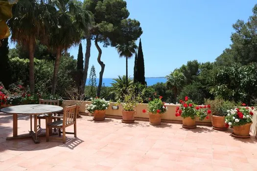 Villa with tennis court — photo 3