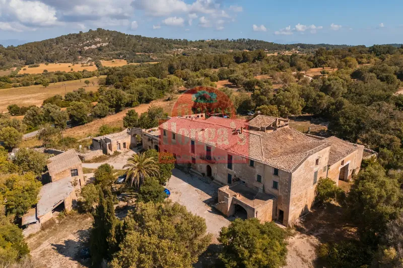 In the heart of the municipality of Algaida stands this emblematic 16th-century Mallorcan possession, considered a heritage of the — photo 1