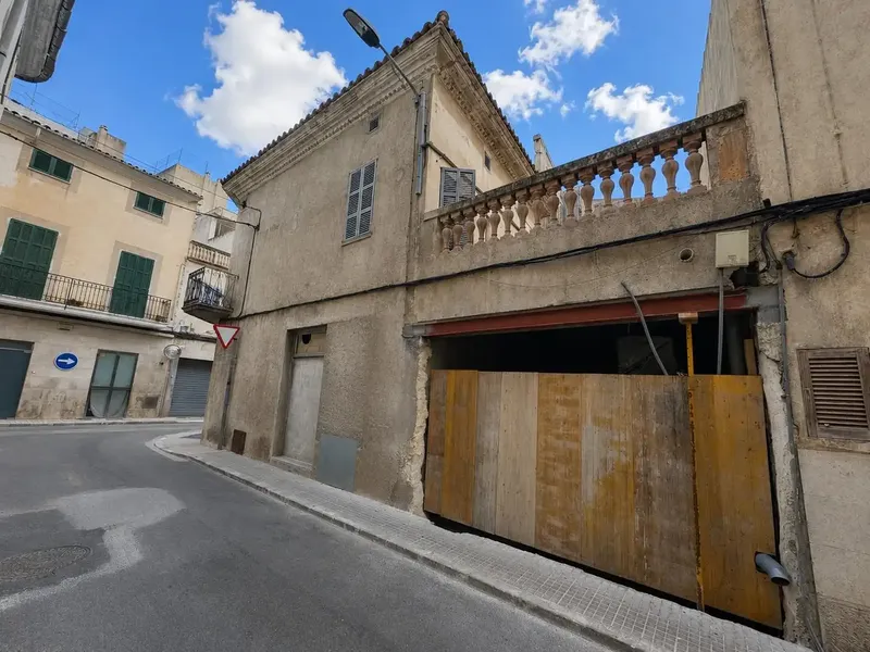 Casa de esquina para reformar con proyecto visado y licencia de obras concedida. — photo 2