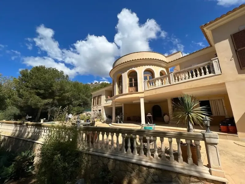 Welcome to this unique chalet in Peguera, perfectly adapted for families, couples and investors. The imposing entrance and the spacious living room — photo 11