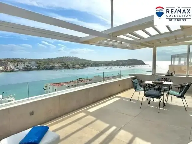 This beautiful penthouse occupies the top floor of a building with a communal pool and offers maximum privacy together with impressive views — photo 4