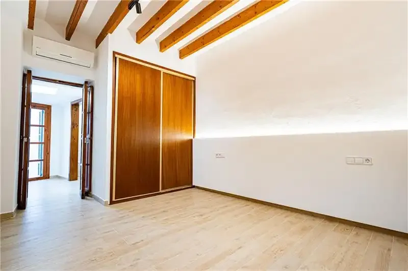 Ground floor with patio and pool, approx. 120m², living-dining room of approx. 30m² with exposed beams, fully furnished and equipped kitchen — photo 8