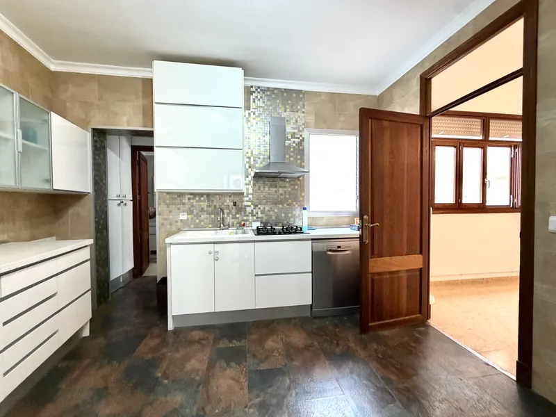 Large 6-bedroom apartment — photo 3