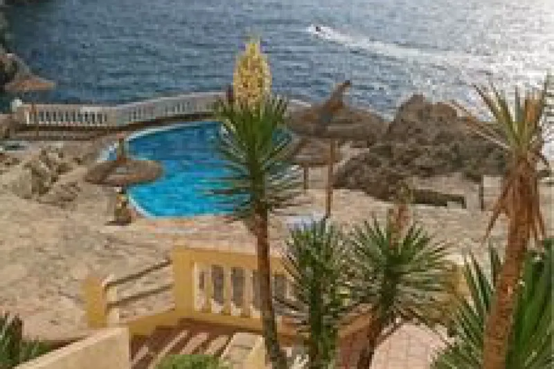 Penthouse in first sea line in Santa PonsaMagnificent modern villa right on the coast with stunning sea views — photo 1