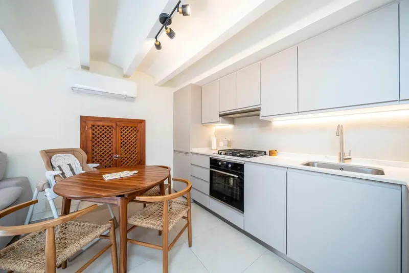 Descubre esta encantadora casa en Valldemossa, recientemente reformada con un gusto excelente, combinando el carácter tradicional de la vivi — photo 2