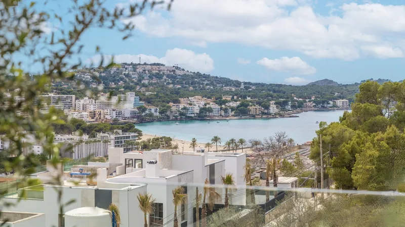 Modern villa for sale in Santa Ponsa with panoramic and sea views — photo 4