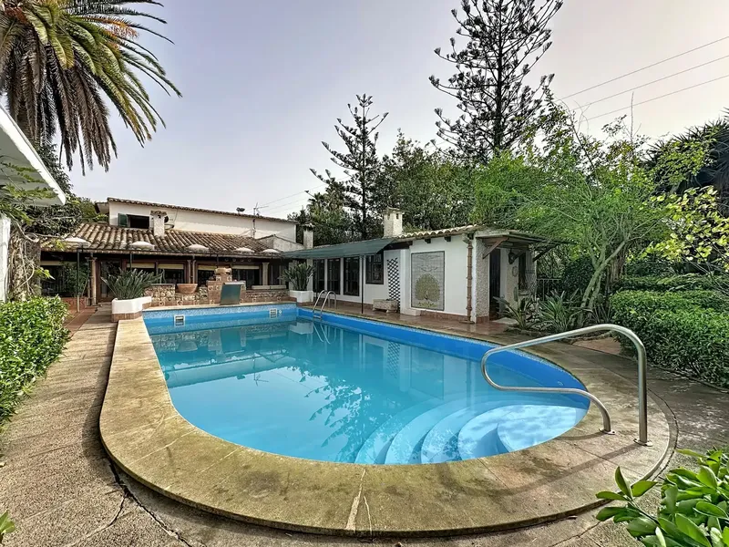 In the heart of the renowned S'iller urbanization in Puerto Pollensa, a unique opportunity to acquire an exclusive chalet — photo 1
