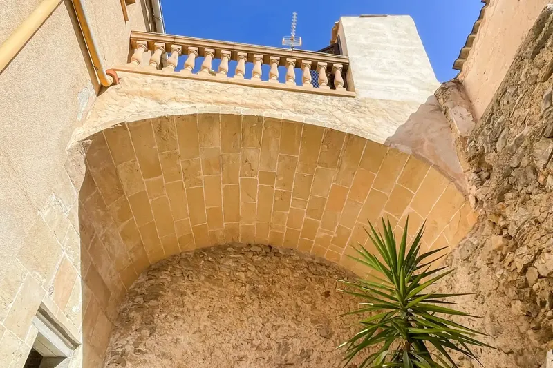 In a highly sought-after location in Artà, this historic house offers an attractive opportunity for investors looking for a project — photo 3