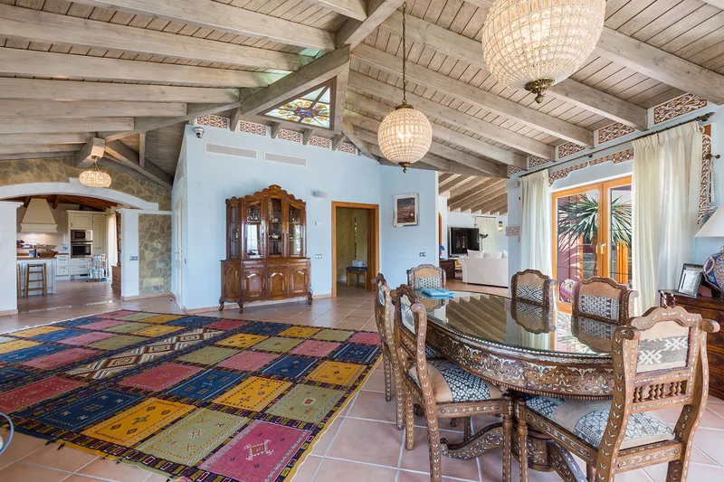 4-bedroom luxury villa with sea access for rent — photo 9