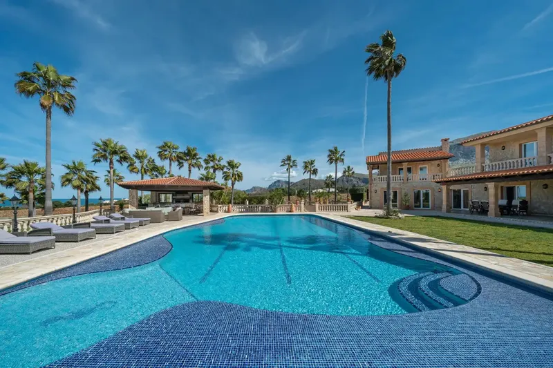 Impressive rustic estate 300 m from the sea, with spectacular views of Alcudia Bay and mountains, with approx. 14,280 m2 of land — photo 2