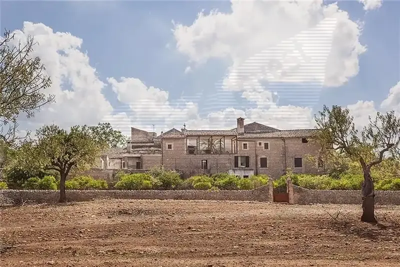 Mallorcan estate with several buildings on a plot of approx. 863,401 m2. The main house of approx. 2,051 m2 built — photo 1