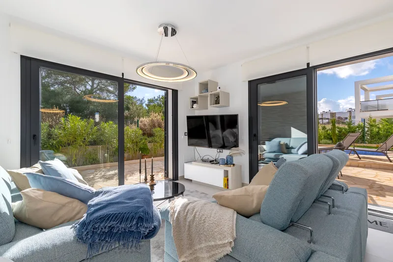 Dreamlike villa with pool and garden on the east coast — photo 4