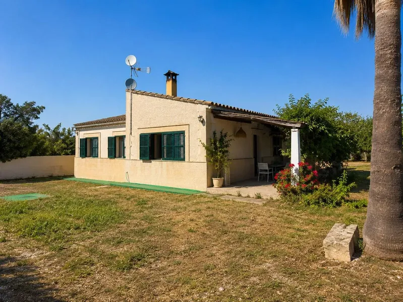 1,582 m² country house with 4 rooms, fireplace and garden for sale — photo 1