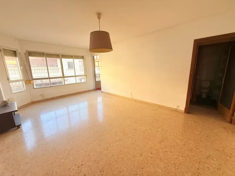 AMPLITUD Y EXCELENTE UBICACIÓN JUNTO A PLAZA DE LAS COLUMNAS Y CALLE NUREDUNA · 148 m² — photo 10