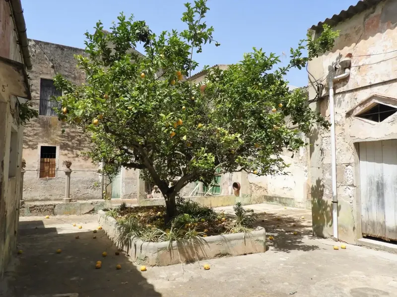 Three-storey Mallorcan manor house on a corner in Felanitx. It has several living rooms, 8 bedrooms, 2 bathrooms, kitchen. — photo 6