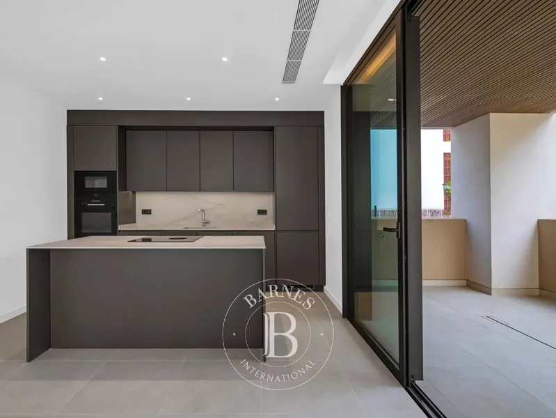 Elegant ground floor apartment with private garden and direct pool access — photo 3