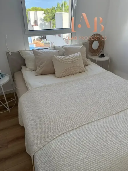 Te presentamos esta atractiva vivienda situada en Cala d’Or, una propiedad que destaca especialmente por sus amplios espacios exteriores y p — photo 10