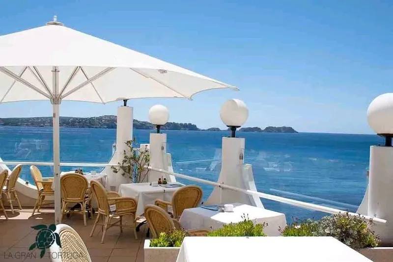 Historic restaurant on the first line of the sea with terrace and pool — photo 2