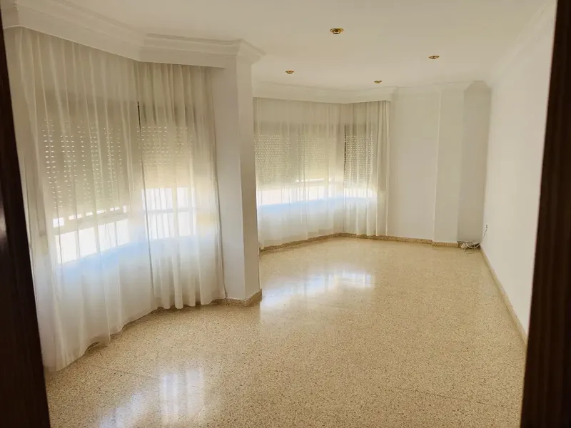 Opportunity, bright family flat for rent. In Plaza de Toros area, approx. 135m2, living room, dining room, furnished and semi-equipped kitchen — photo 1