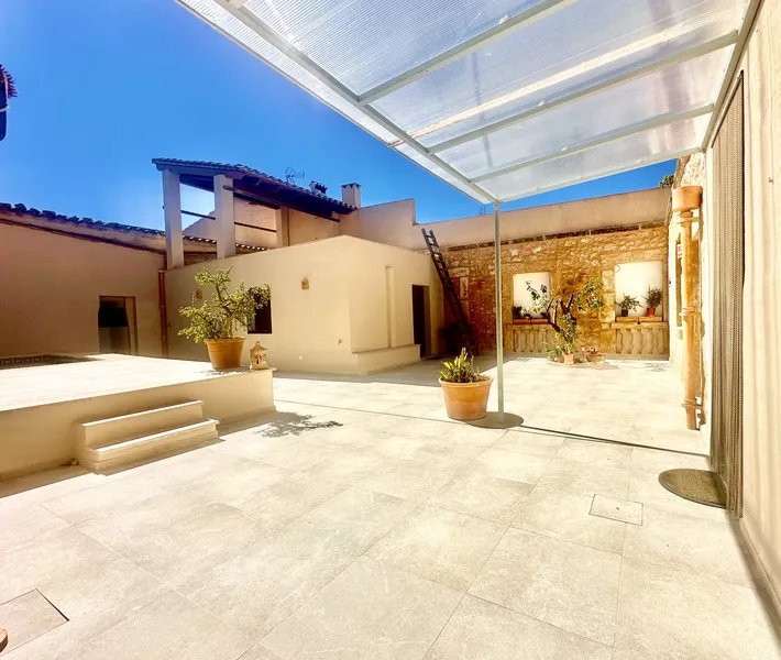 Mallorcan village house with lovely patio, pool and garage — photo 3