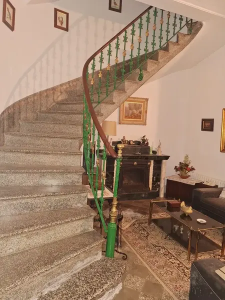 Impressive early 20th century house with all its charm and glamour, three floors, more like a mansion — photo 10